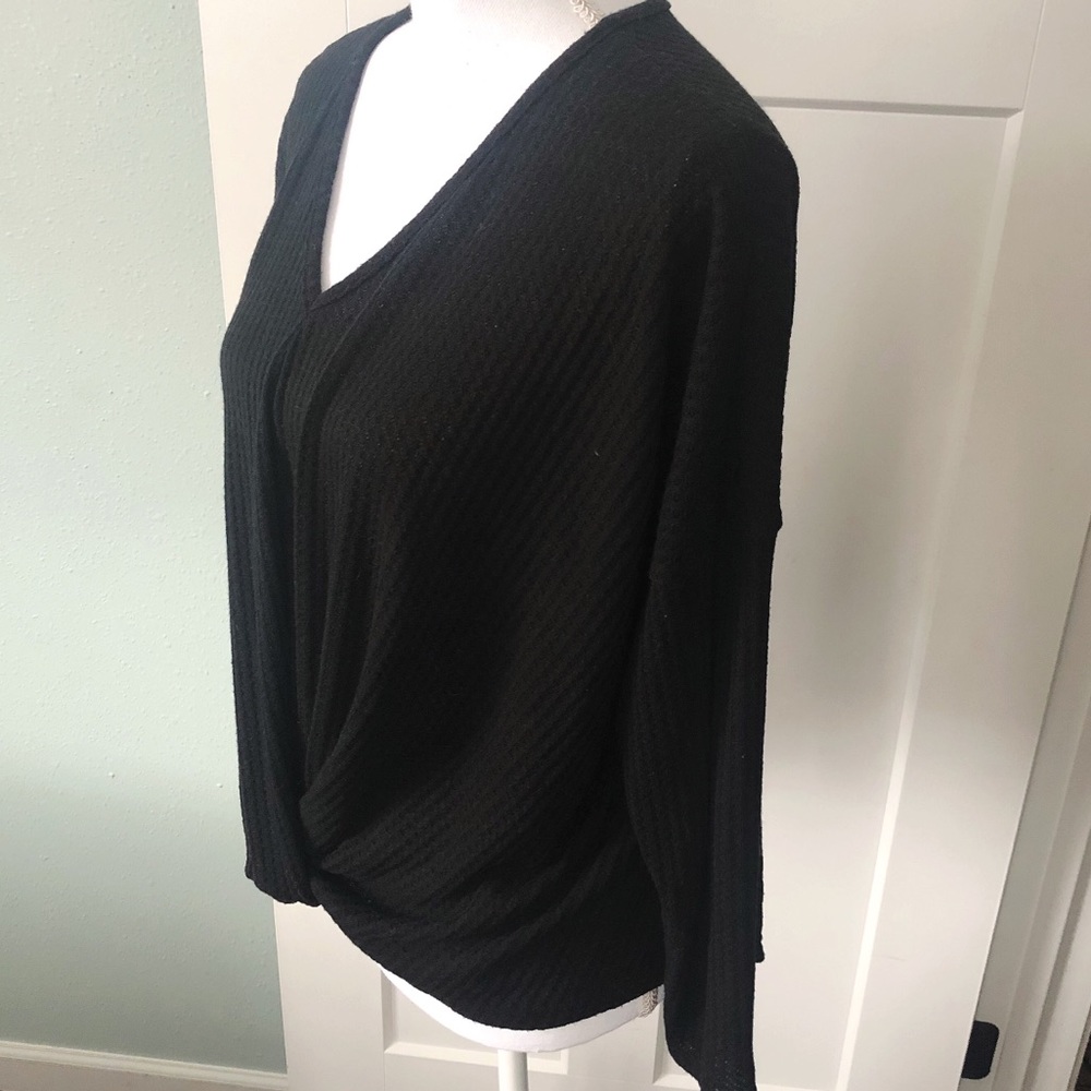 3/$25 🍄 Black knit long sleeved shirt Size Large